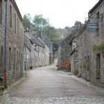 Locronan - ein wunderschönes uraltes bretonisches Dorf